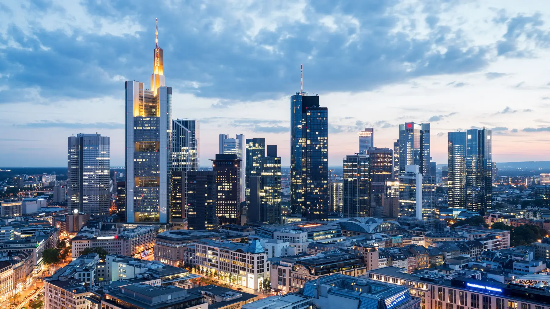 Frankfurter Bankenskyline in der Abenddämmerung