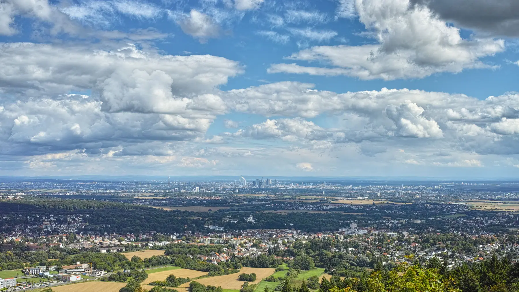 Blick vom Taunus über das Rhein-Main-Gebiet auf die Frankfurter Skyline